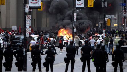 V kanadskem Torontu se bo končalo srečanje voditeljev skupine G20. Na dnevnem redu vrha so predvsem gospodarske teme, še posebej vprašanje, kako zagotoviti usklajeno izhodno strategijo iz krize. Vrh pa so za zdaj zaznamovale predvsem demonstracije protiglobalistov.  