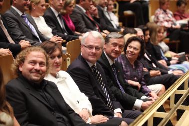 Predsednika Slovenije in Hrvaške Danilo Türk in Ivo Josipović sta se s soprogama v Cankarjevem domu udeležila koncerta orkestra Mariinskega gledališča. Pred koncertom sta poudarila, da so odnosi med državama vedno boljši, Türkpa še meni, da \