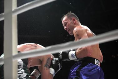 Slovenski boksar Dejan Zavec je ubranil naslov svetovnega prvaka po verziji IBF, potem ko je v dvoboju velterske kategorije (do 66,678 kg) v Dvorani Stožice premagal izzivalca Poljaka Rafala Jackiewicza