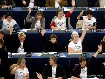 Člani stranke Zelenih so si v evropskem parlamentu nadeli majice z napisom Osvobodite Liuja Xiaoboja, letošnjega Nobelovega nagrajenca za mir.