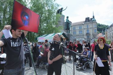 Društvo za teorijo in kulturo hendikepa v sodelovanju spletnim portalom Vest in Mestno občino Ljubljana je na Prešernovem trgu organiziral Bolšji sejem za osebno asistenco, na katerem so prodajali predmete, ki so jih društvu darovale znane osebe. Svojo sliko je prodajal tudi naš fotograf Miha Fras.