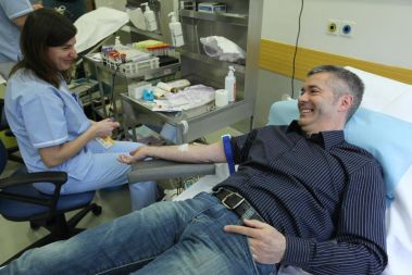 Policijska uprava Celje je skupaj s celjskim centrom za transfuzijsko medicino v okviru projekta Alkohol res ubija danes v Celju organizirala krvodajalsko akcijo. Udeležil se je je tudi generalni direktor policije Janko Goršek.