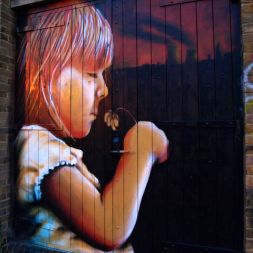 Grafit v vzhodnem Londonu, v zibelki industrijske revolucije, opozarja na ekološke težave v svetu. 160 držav je podpisalo Kjotski protokol, ki omejuje izpuste toplogrednih plinov, med njegovimi podpisniki pa ni ZDA, ki so največji vir toplogrednih plinov.