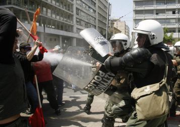 V Atenah je protestitalo okoli 4000 ljudi, ki se ne strinjajo z vladnimi ukrepi o zmanjšanju števila javnih uslužbencev. Po izračunih evropskega statističnega urada Eurostat je javnofinančni primanjkljaj Grčije lani znašal najmanj 13,6 odstotka bruto domačega proizvoda, kar je precej več od dosedanjih ocen vlade.