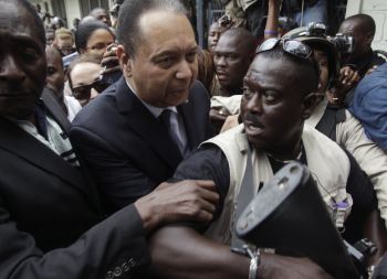 Nekdanji haitijski diktator Jean-Claude Duvalier, ki se je v nedeljo po 25 letih izgnanstva vrnil na Haiti, v torek pa so ga aretirali, je obtožen korupcije. Baby Doca, so več ur zasliševali, nato pa se je vrnil v hotel, kjer prebiva od vrnitve v domovino.