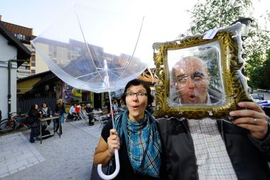 Dražba hudojčkov pred Sax pubom: Avtorica Saša Eržen in voditelj dražbe Boštjan Napotnik