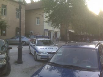 Napačno parkirano policijsko vozilo v ljubljanskem naselju Trnovo na Eipprovi ulici, za kakršno vozila brez policijskih oznak brezkompromisno in brez izjeme dobijo lisice, torej za parkiranje na makadamu oziroma pločniku.