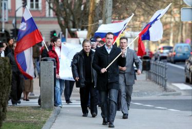 Nov praznik slovenske politične kulture - pohod na parlament. Marjan Podobnik in somišljeniki so takole strumno prikorakali pred parlament, kjer so predali seznam 5363 podpisnikov zahteve za referendum o vstopu Hrvaške v Nato. 