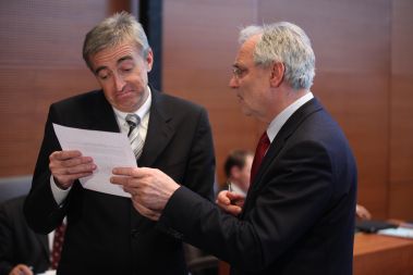 Ne prav navdušeni pravosodni minister Aleš Zalar, ob prebiranju predloga besedila, ki naj bi \