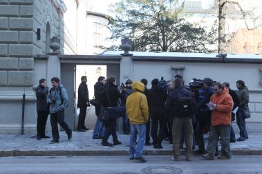 5 minut slave Zdenka Vinkova Vincenca - predsednik SSN, ob 12.21, obkrožen z novinarji, zamuja na sestanek s premierom Borutom Pahorjem, ki ga čaka že vse od 12.15.