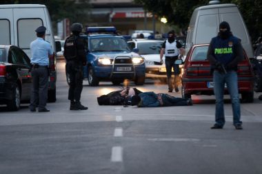 To ni filmski prizor: včerajšnja aretacija v lokalu in na ulici v ljubljanskih Črnučah. Enota specialne policije je aretirala skupino osumljenih. Najprej so jih zvezali, jim povedali njihove pravice, nato pa so jim nataknili maske čez glavo