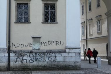 Različni pogledi na zgodovino - grafit na stolni cerkvi v Ljubljani