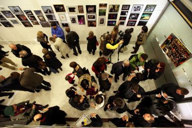 Odprtje razstave društva fotoreporterjev Enooki. Slovenski fotoreporterji so razstavili več kot 80 fotografij, ki jih bodo prodali na humanitarni dražbi 9. februarja. Izkupiček bo namenjen društvu slepih in slabovidnih. Lani so tako zbrali več kot 7 tisoč evrov.