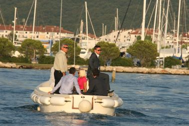 Premier Pahor na motornem čolnu po splavitvi motorne jahte Brioni 44 v Marini Portorož