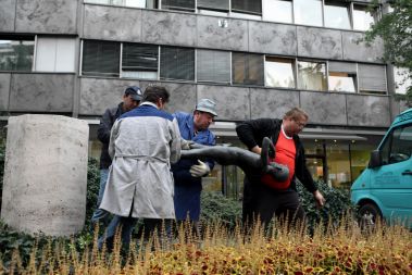 V okviru umetniškega projekta Moderne galerije Ljubljana, The Institute for Art in Public Space Styria in projektne skupine IRWIN z delovnim naslovom Zamenjava spomenikov, so kip pastirčka s piščaljo pred stavbo RTV-ja odmontirali in preselili v Avstrijo, čez nekaj dni pa bo na njegovo mesto prišel bronasti kip Styrije, prav tako medijski simbol, ki je sicer postavljen v mestnem parku v Gradcu. Pastirček torej za nekaj časa odhaja na dopust.