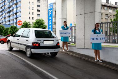 STEVARDESE POZIVAJO: »PRIPNITE SE!«: Ministrstvo za promet s stevardesami voznike opozarja na nujno uporabo varnostnega pasu