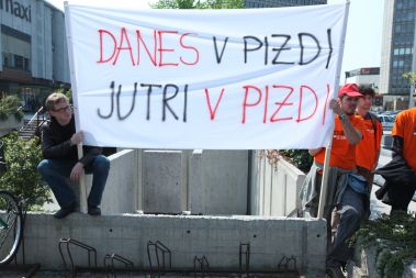 Protestni napis na opozorilnih demonstracijah sindikatov in študentov pred poslopjem državnega zbora
