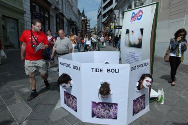 Društvo Za živali! je na Čopovi ulici priredilo preformans za uveljavitev pravic živali. Mimoidoče so spomnili, da največja kozmetična podjetja pri razvijanju novih izdelkov trpinčijo poskusne živali.