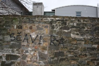 Kljukasti križi in napis ''SČAVI RA'' na obzidju Dijaškega doma Srečko Kosovel v Trstu ob včerajšnjem italijanskem državnem prazniku ''dnevu spomina na eksodus in fojbe''. Za celoten napis ''RAUS'' je mazačem očitno zmanjkalo časa...