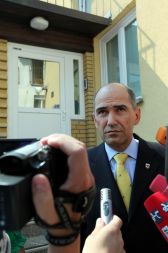 Janša po zaslišanju na policiji zaradi suma storitve kaznivega dejanja izdaje tajnih podatkov po 260. členu kazenskega zakonika. Nadel si je evropsko kravato, ki so jo naredili v čast predsedovanja Slovenije EU, in domoljubno značko.