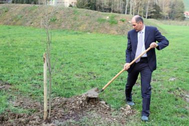 Janez Janša je v Bata škornjih zaoral ledino Parka samostojnosti pred Zavodom Antona Martina Slomška v Mariboru.
