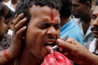 Hinduist na festivalu Čarak.   