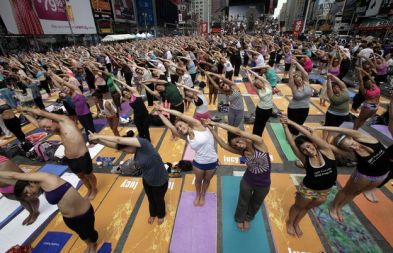 Joga na newyorškem Times Squareu v čast poletnemu solsticiju