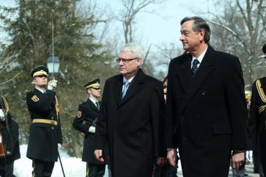 Hrvaški predsednik Ivo Josipović si je za prvi obisk v tujino izbral Slovenijo. Predsednik republike Danilo Türk je po srečanju na Brdu pri Kranju prepričan, da sta Slovenija in Hrvaška na začetku novega poglavja v medsebojnih odnosih.