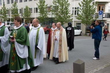 May the force be with you - Darth Vader v nenavadni družbi. Kdo bo koga spreobrnil?