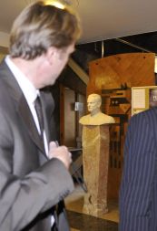 Hiter pogled na kip ustanovitelja - obisk ministra za visoko šolstvo Gregorja Golobiča na Kemijskem inštitutu Borisa Kidriča.