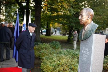 V Ljubljani so na Trgu narodnih herojev odkrili doprsni kip predsednika slovenskega izvršnega sveta v obdobju 1967-1972 Staneta Kavčiča. Na slovesnosti je bil tudi starosta slovenskega bančništva Niko Kavčič, ki ga je politika leta 1972 zavrgla skupaj s Stanetom.