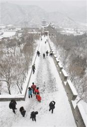 Turisti se sprehajajo po zasneženem Kitajskem zidu, severno od Pekinga. To ne bi bilo nič posebnega, če ne bi mestne oblasti trdile, da so padavine izzvali umetno, da bi zmanjšali pogubne učinke suše...