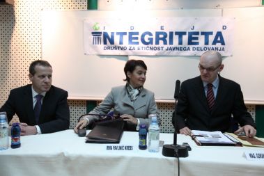 Igor Šoltes, Irma Pavlinič Krebs in predsednik protikorupcijske komisije Goran Klemenčič na okrogli mizi o transparentnosti financiranja političnih strank