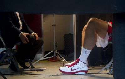 Italijanski košarkaš Andrea Bargnani, ki igra za Toronto Raptorse med televizijskim intervjujem