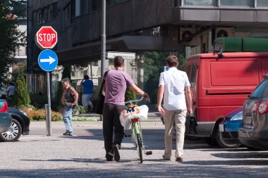 Bojan Traven in Uroš Slak na poti v službo na Kolodvorski
