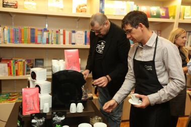 Urednik Mladine Grega Repovž in uživač Max Modic na predstavitvi nove knjige Konzum zbranim kuhata napitke