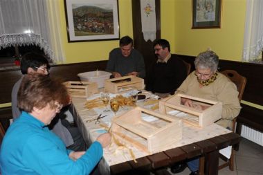 V Beli krajini je nekoč splošno znana veščina pletenja cekarjev iz koruznega ličkanja že skoraj pozabljena, zato so za največje navdušence, ki so se želeli naučiti te zahtevne spretnosti, pripravili delavnice pletenja cekarjev iz ličkanja.