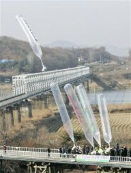 Severnokorejski begunci so z južnokorejskega mosta Svobode proti Severni Koreji poslali balone z vrečami letakov in severnokorejskega denarja. Severnokorejski voditelj Kim Džong Il, ki ga v javnosti niso videli že nekaj časa, danes praznuje rojstni dan.