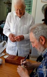 Fidel Castro podpisuje žogico za baseball, ki jo bo podaril nekdanjemu ameriškemu predsedniku Jimmyju caterju. Ta ga jeobiskal v Havani. 