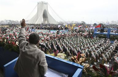 Iranski predsednik Mahmud Ahmadinedžad pozdravlja množico na paradi v čast 32. obletnice islamske revolucije.