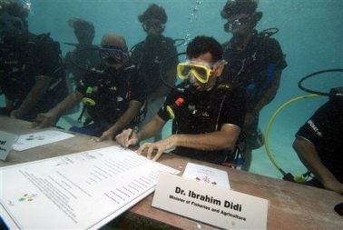 Predsednik maldivske vlade Mohamed Nasheed je ministre povabil na podmorsko sejo vlade, s katere so pred klimatsko konferenco ZN poslali resno opozorilo o globalnem segrevanju, dvigovanju morske gladine in nujnem znižanju emisije toplogrednih plinov. 