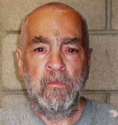 74 letni Charles Manson, ki služi dosmrtno zaporno kazen za zverinski umor sedmih ljudi 1969 v Hollywoodu. Bodite pozorni na znak na njegovem čelu