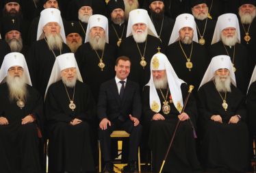 Ruski predsednik Dmitrij Medvedjev z ruskim patriarhom Kirilom in drugimi visokimi predstavniki ruske pravoslavne cerkve
