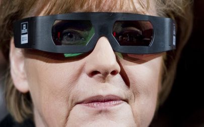 Nemška kanclerka Angela Merkel s 3D očali pred ogledom filma Wima Wendersa Pina na berlinskem filmskem festivalu