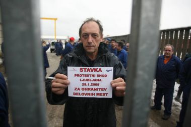 Več kot 300 zaposlenih v mariborskem podjetju STS, ki ga namerava Siemens po neuspešnih pogajanjih o prodaji zapreti, se ne namerava sprijazniti z usodo. Za 29. januar so napovedali protestni shod pred gospodarskim ministrstvom v Ljubljani.