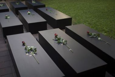 Krste v spomin na ženske, ki so umrle zaradi posledic domačega nasilja. Z njimi so v Tel Avivu zaznamovali svetovni dan boja proti nasilju nad ženskami