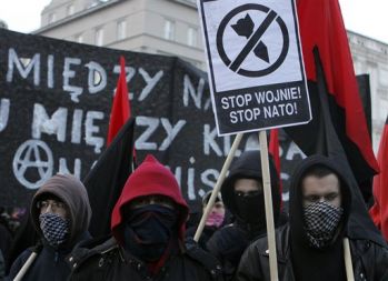 V poljskem Krakovu so se na neformalnem zasedanju zbrali obrambni ministri Nata, ki bo zadnje pred jubilejnim vrhom ob 60. obletnici zveze. Zasedanje pa spremljajo tudi demonstracije naprotnikov, ki se ne strinjajo, da bi v Afganistan poslali dodatnih 17.000 vojakov.