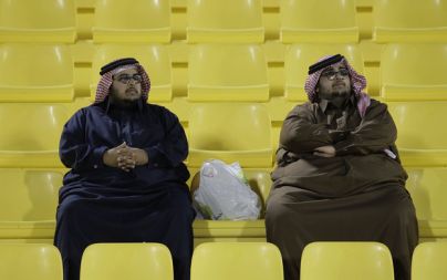 Nogometna navdušenca čakata na začetek nogometne tekme med Južno Korejo in Bahrainom na azijskem nogometnem prvenstvu v Dohi.