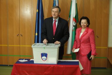 Predsednik države Danilo Türk s soprogo Barbaro na volišču v OŠ Tone Čufar v Ljubljani 