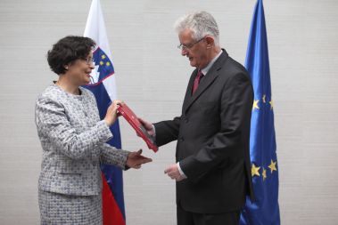 Varuhinja človekovih pravic Zdenka Čebašek - Travnik je predsedniku DZ Pavlu Gantarju predala Letno poročilo varuha za leto 2009.